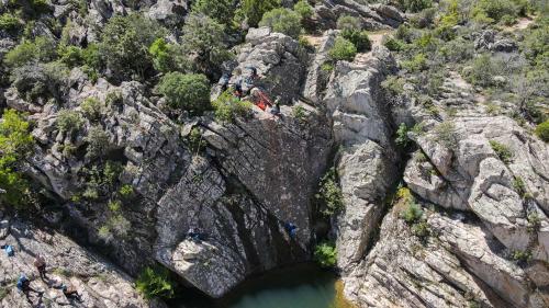 Los excursionistas filmados desde arriba descienden a la primera poza