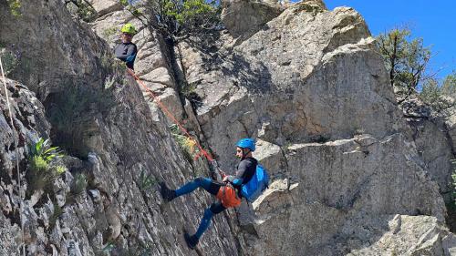 Senderista desciende una de las paredes del Río Pitrisconi