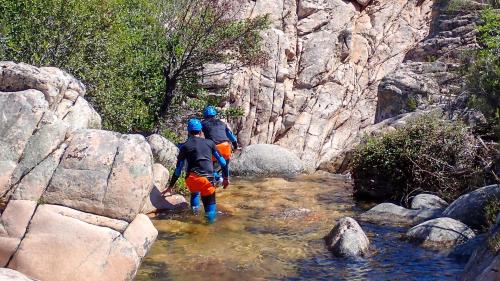 Senderistas en la naturaleza de Río Pitrisconi