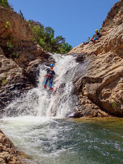 Wanderer rutscht in Wasserfall