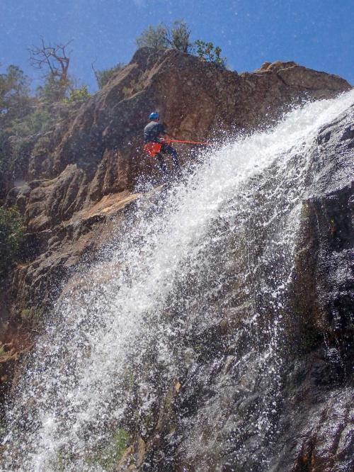 Wanderer seilt sich über Wasserfall ab