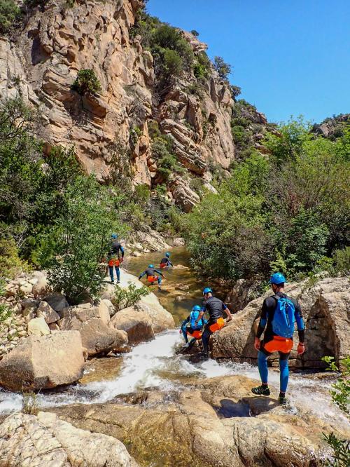 Senderistas caminan por el cauce del Río Pitrisconi