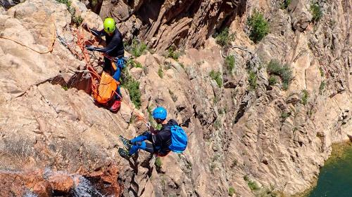 Wanderer steigt die Flusswand hinab