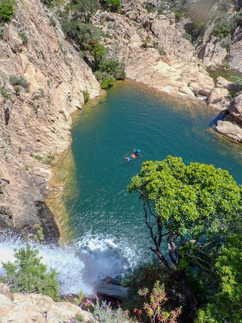 Wanderer schwimmt im letzten Flussbecken