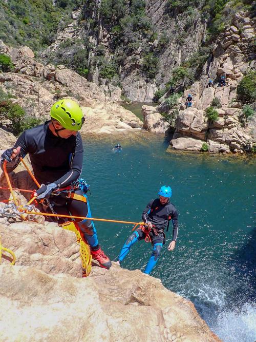 Wanderer steigt in den letzten Pool des Rio Pitrisconi hinab