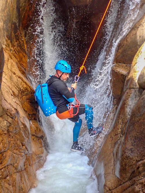 Senderista dentro de la primera cascada del Río Pitrisconi