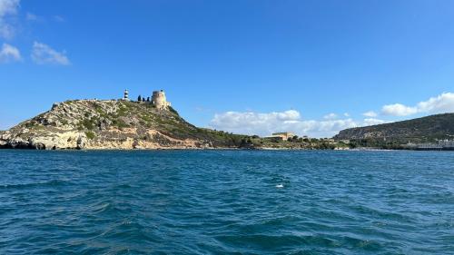 Blick auf den Sant'Elias Hügel in Cagliari vom Segelboot aus