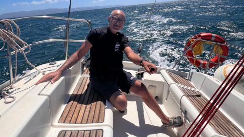Skipper an Bord des Segelboots in Cagliari