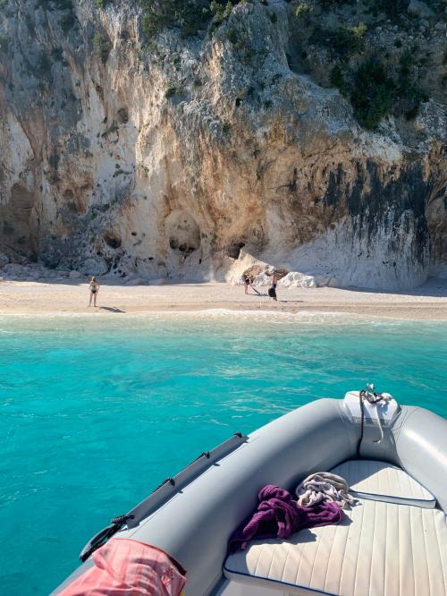 Gommone in arrivo in spiaggia