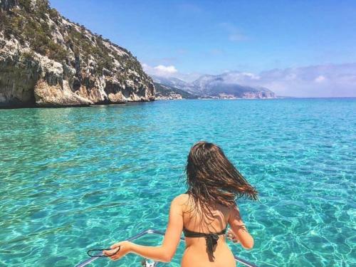 Fille à bord d'un bateau pneumatique