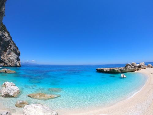 Spiaggia con sabbia bianca e mare turchese