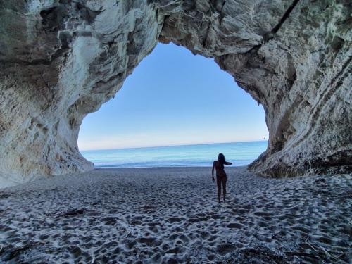 Ragazza a Cala Luna