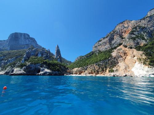 Passage by rubber dinghy in front of Cala Goloritzè