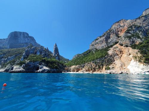 Passaggio in gommone davanti Cala Goloritzè