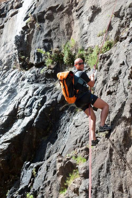 Randonneur lors d'une escalade dans le canyon de Fuili à Dorgali