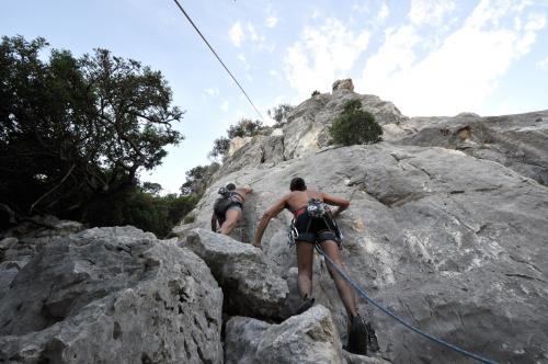 Deux randonneurs escaladant le canyon de Fuili à Dorgali