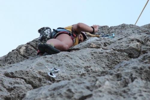Jeune grimpeur lors d'une expérience d'escalade dans le canyon de Fuili à Dorgali