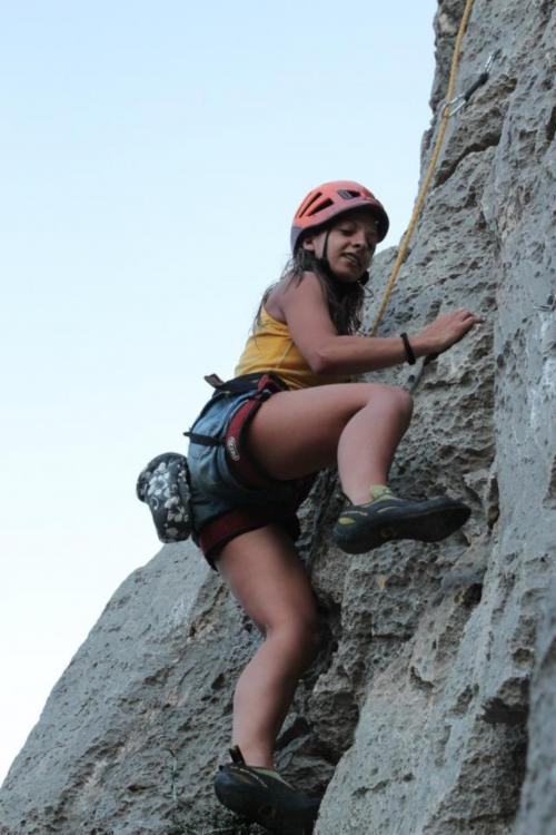 Ragazza in arrampicata a Cala Fuili