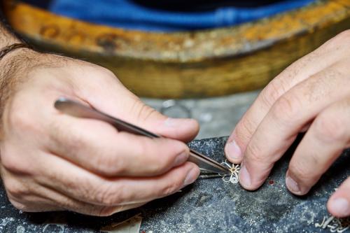 artigiano orafo locale lavora la filigrana sarda