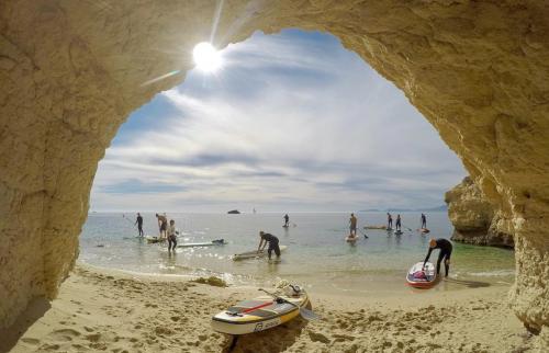 SUP y cueva en la costa de Cagliari