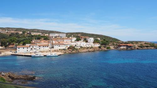 Vista sul paesino di Cala d'Oliva