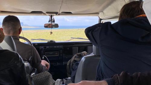 Randonneurs à l'intérieur du minibus sur l'Asinara