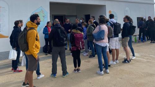 Les randonneurs écoutent les explications du guide