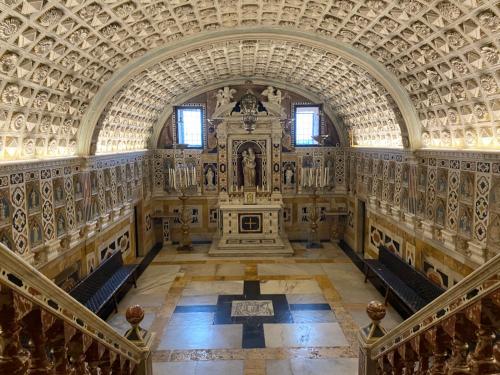 Descenso de la cripta de la catedral de Cagliari con la madonna
