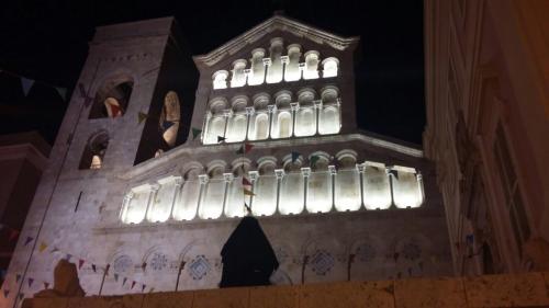 facciata della cattedrale illuminata di notte