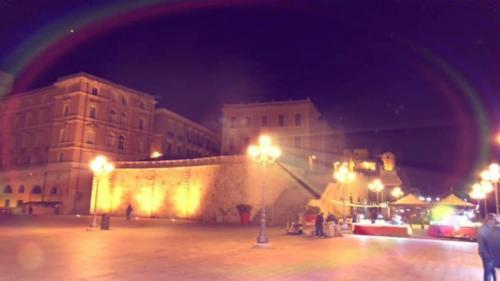 Die Bastion von Cagliari bei Nacht beleuchtet