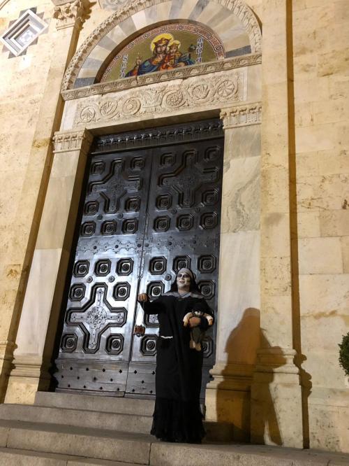 portone della Cattedrale di Cagliari con suora fantasma