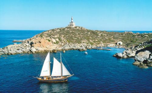 Goletta d'epoca nella costa di Villasimius