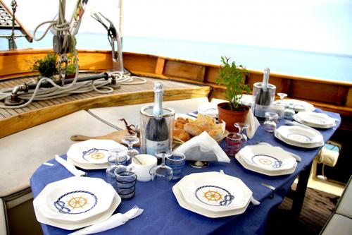 Pranzo servito a bordo di una goletta d'epoca