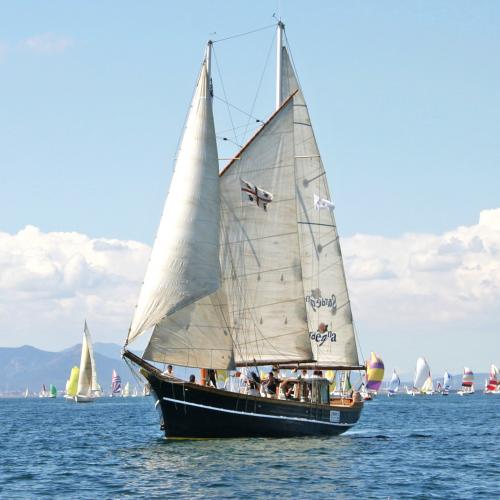 Goletta d'epoca naviga nel mare di Villasimius