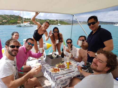 Gruppe von Freunden an Bord eines Bootes in Tavolara