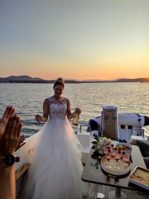 Sposa su una barca nel mare di Tavolara al tramonto