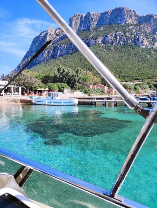 Bateau dans la mer de Tavolara