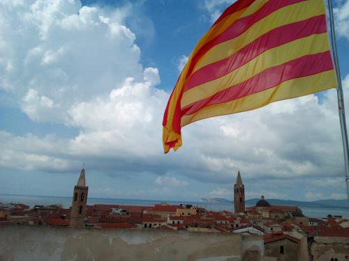 Flagge der Stadt Alghero mit spanischen Einflüssen