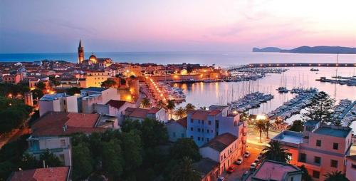 Überblick über die Stadt Alghero bei Sonnenuntergang