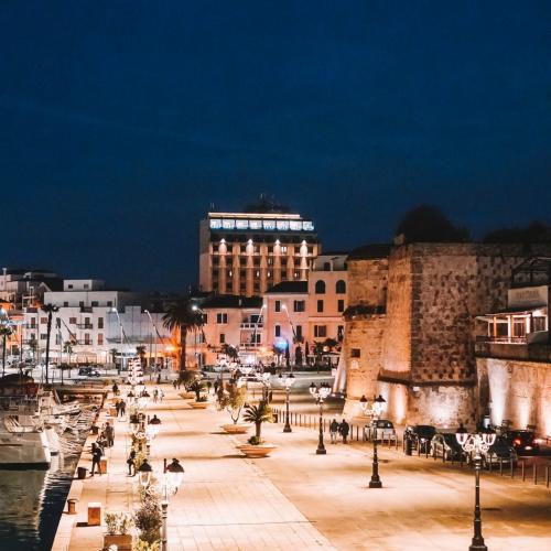 Hafen von Alghero bei Nacht