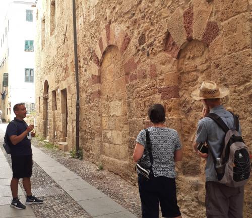 Guía con excursionistas en Alghero