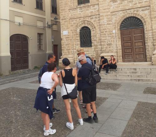 Guide with hikers in Alghero