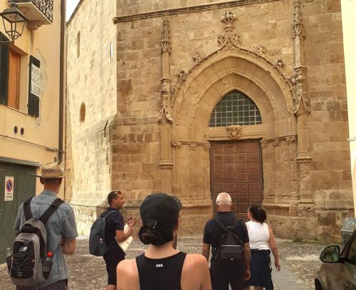 Guía con excursionistas en Alghero