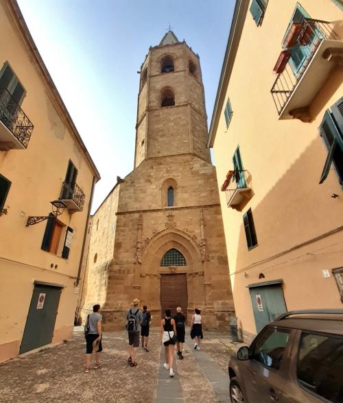 Guide with hikers in Alghero