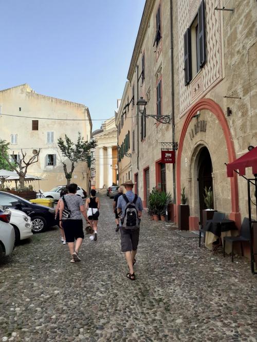 Guía con excursionistas en Alghero