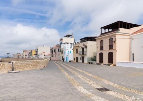 Strandpromenade von Alghero und farbenfrohe Häuser