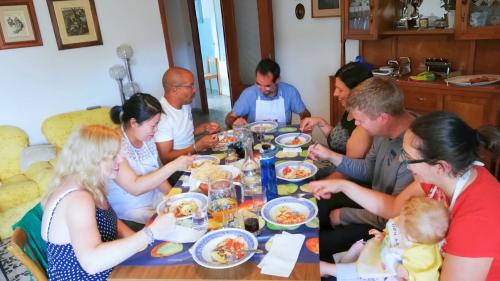 Gente almorzando después de hacer culurgiones en el taller de cocina de Cagliari