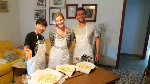 Los turistas asisten a un taller de culurgiones en Cagliari