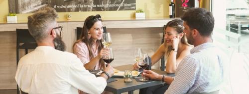 <p>Excursionistas durante degustación guiada en una bodega en Alghero</p>