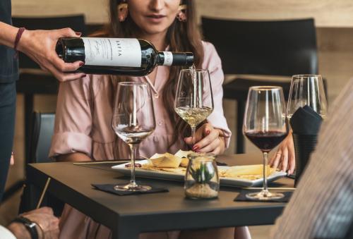 <p>Degustación guiada de vinos locales en una bodega de Alghero</p>